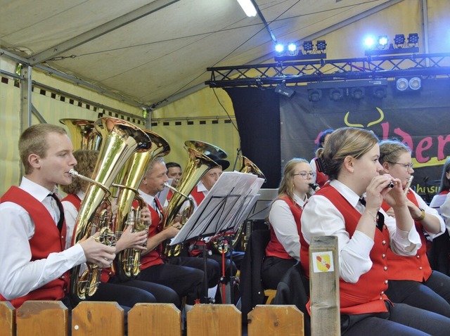 Die Stadtmusik Lenzkirch sorgte zum Auftakt fr Stimmung.  | Foto: Edgar Steinfelder