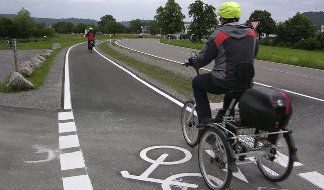 Straenmalerei gehrt zum Verkehrsallt...n Dogern und der B-34/Schntkreuzung.   | Foto: suedkurier