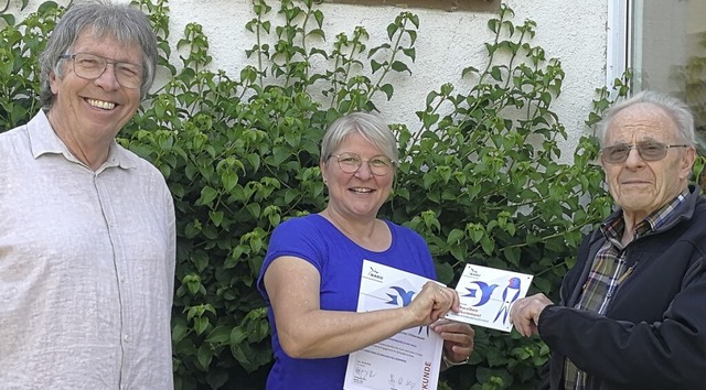 Wolfgang Bahr (links) und Udo Baum vom... an Kindergartenleiterin Irmgard Matt.  | Foto: Nabu Lahr