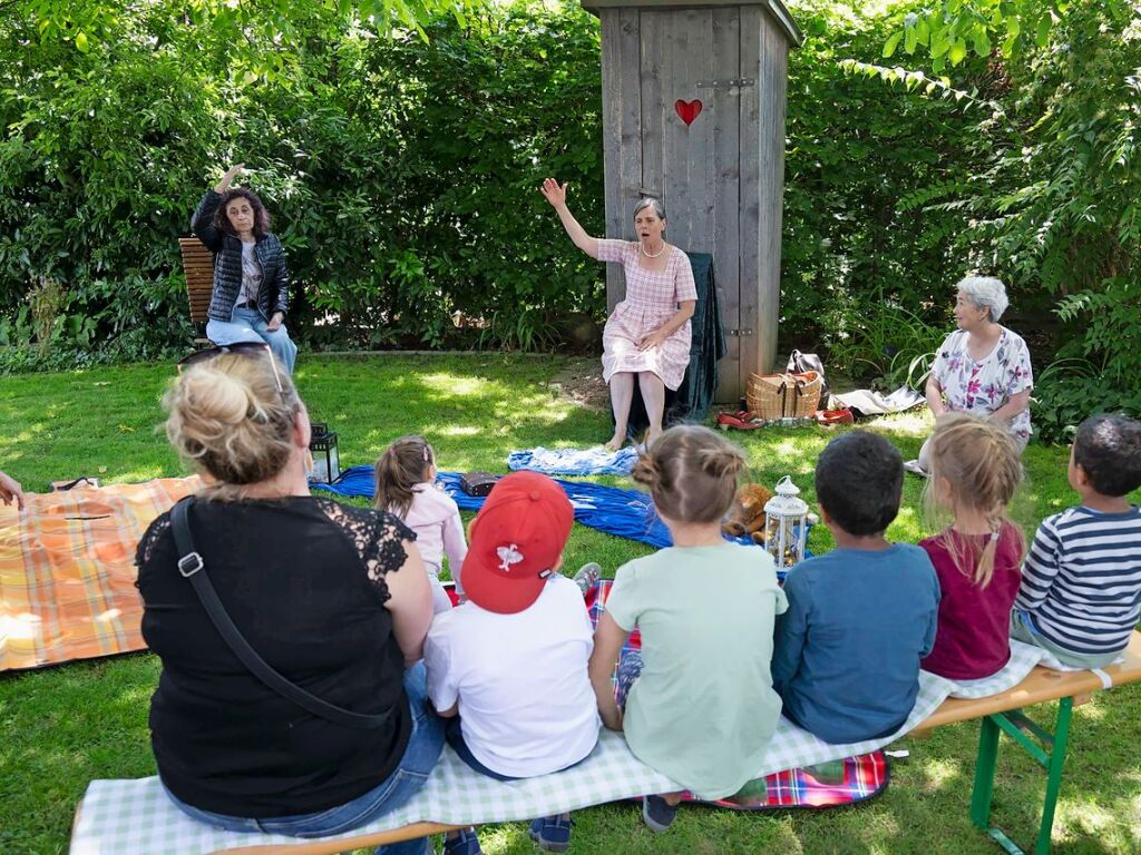 Karla Krau und ihre Kolleginnen entfhrten in die Welt der Mrchen unter groen Baumkronen.