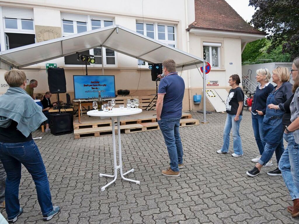 Spa hatten die Gste beim Karaoke-Singen auf der offenen Bhne vor dem alten Schulhaus hinter der Rmerberghalle.