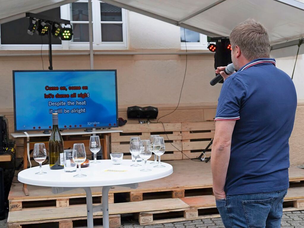 Spa hatten die Gste beim Karaoke-Singen auf der offenen Bhne vor dem alten Schulhaus hinter der Rmerberghalle.