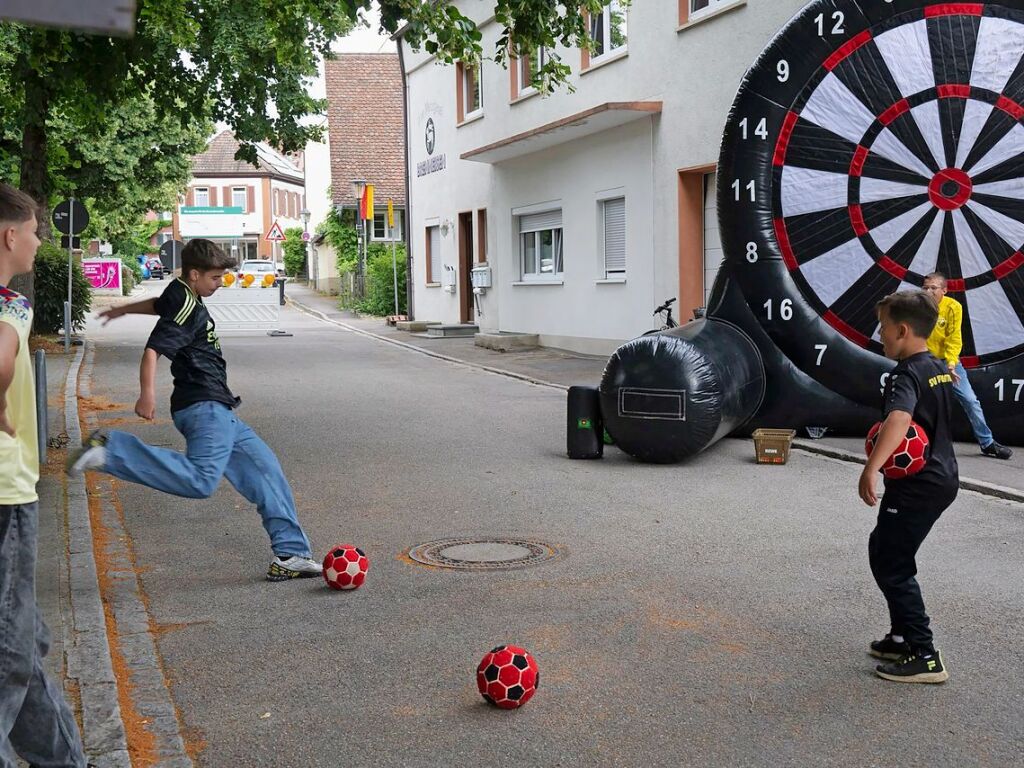 Der Kickernachwuchs und viele junge Besucher konnten mit dem Fuball auf die Zielscheibe schieen.