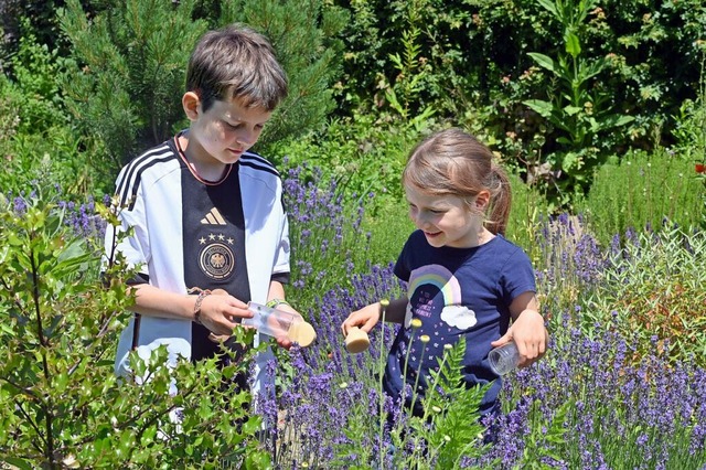 Paul (10 und Marie (7) Hoss fangen Wil... Bestimmung am Tag der Artenvielfalt.   | Foto: Thomas Kunz