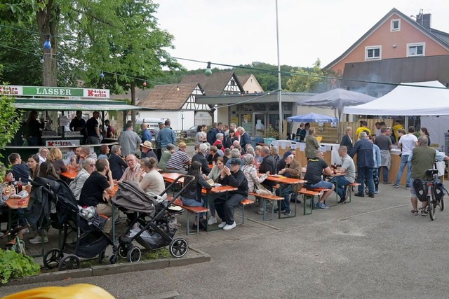 Das Fest der Vereine war ein lebhafter Treffpunkt rund um die Rmerberghalle.  | Foto: Volker Mnch