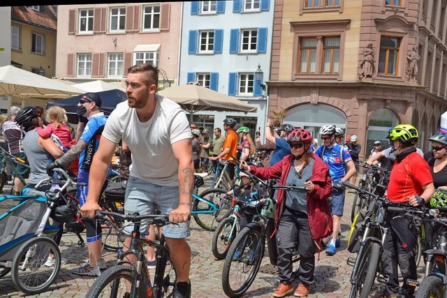 Gro und Klein waren am Slow-up Hochrhein mit den Fahrrdern unterwegs.  | Foto: Christiane Sahli