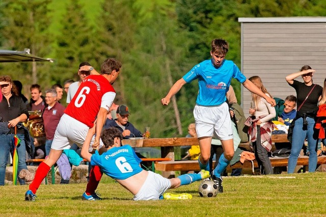 Beim Derby schenken sich die Mannschaf... das fuballerische Knnen  zu messen.  | Foto: Wolfgang Scheu