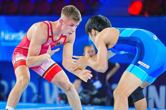 Nico Megerle (links) holte sich den  Meistertitel im Limit bis 65 Kilo.  | Foto: United World Wrestling / Kadir Caliskan via www.imago-images.de