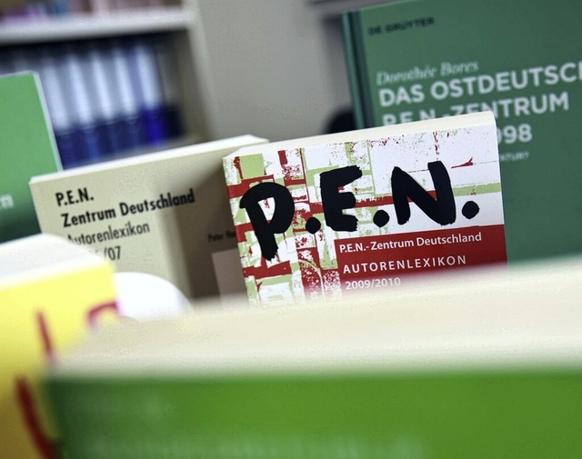 PEN-Publikationen der vergangenen Jahrzehnte  | Foto: Frank Rumpenhorst