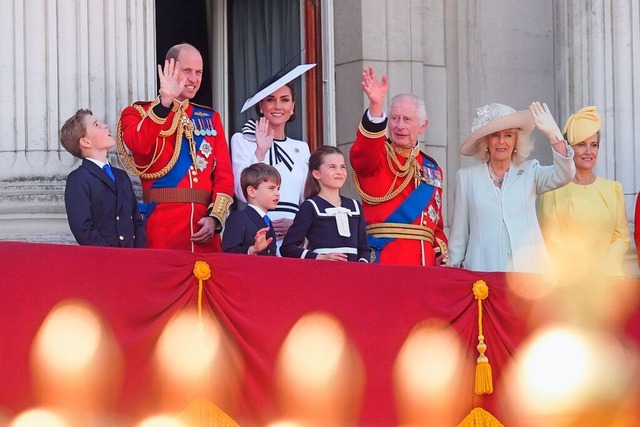 Die Royals am Samstag: (v.l.) Prinz Ge...nig Charles III. und Knigin Camilla.  | Foto: James Manning (dpa)