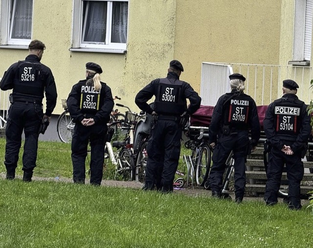 Polizisten riegeln den Tatort ab.  | Foto: Thomas Schulz (dpa)