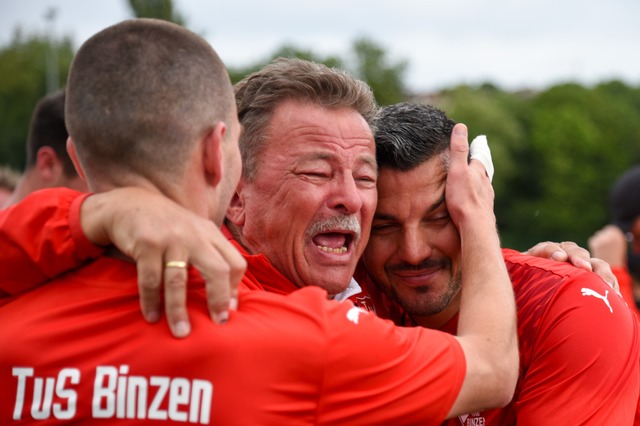 Glcksgefhle: Trainer Karl-Frieder S...Binzen den Aufstieg in die Landesliga.  | Foto: Gerd Gruendl