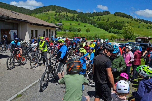 121 Bernauer beim Auftakt zum Stadtrad...rgermeister, seine Wette zu gewinnen.  | Foto: Christiane Sahli