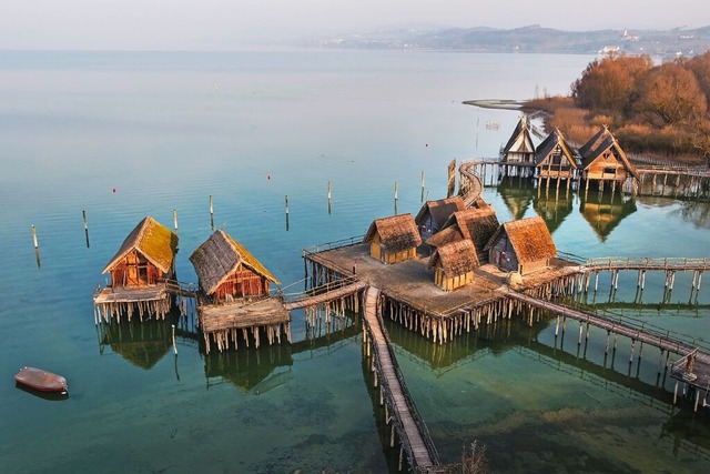 Die Nachbildungen von steinzeitlichen ...hlhofen im und am Ufer des Bodensees.  | Foto: Felix Kstle (dpa)