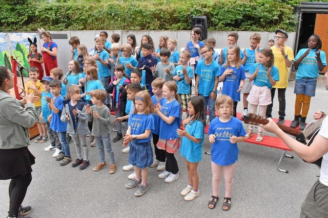 Der Chor der Grundschule Gemeinsam trug Lieder zum zehnjhrigen Jubilum bei.  | Foto: Thomas Loisl Mink