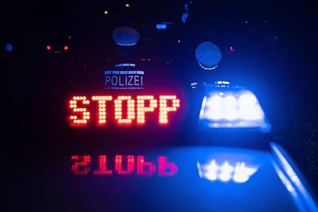 Betrunkener Autofahrer flieht vor der Polizei und fhrt in Mllheim gegen eine Laterne