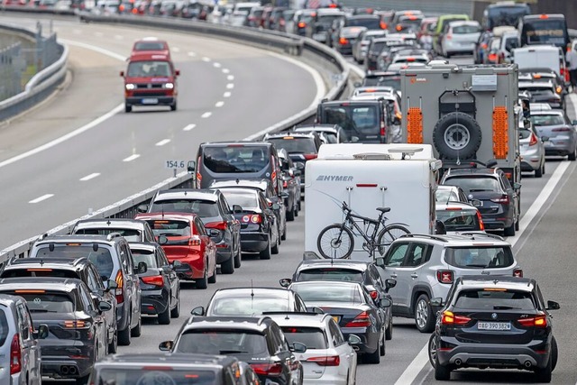 Der Beginn der Sommerferien in fnf Bu...ichten Verkehrsaufkommen (Symbolfoto).  | Foto: Urs Flueeler (dpa)