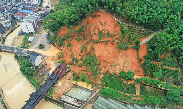 Tagelange schwere Regenflle haben in ...gerufen hat, Verwstungen angerichtet.  | Foto: Huang Jiemin (dpa)