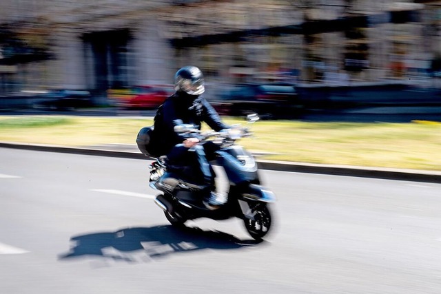 Zu einem Unfall eines Motorrollerfahre...uf der L139 bei Maulburg (Symbolfoto).  | Foto: Zacharie Scheurer (dpa)