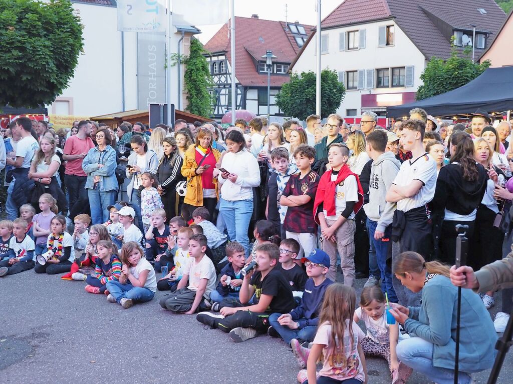 Warten auf das Erffnungsspiel der Fuball-EM, whrend das „Fescht“ erffnet wird.