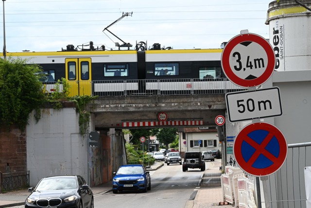 Unter dieser Bahnbrcke in der Hauptst...it der Hhenbegrenzung von 3,40 Meter.  | Foto: Markus Zimmermann