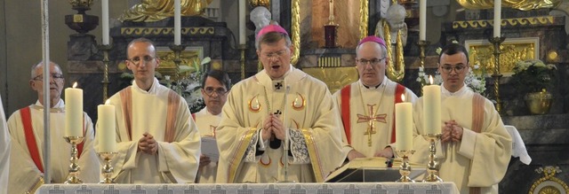 Beim  Gottesdienst: Diakon Simon Gleic...hts) und  Diakon Lukas Nagel (rechts)   | Foto: Gabriele Rasenberger