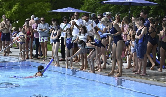 Die blaue Schwimmnudel musste von den ...rn an die Nachfolger bergeben werden.  | Foto:  Alfred Scheuble