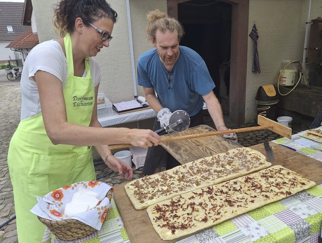 Reienden Absatz erfuhren die herzhaften Kuchen aus dem Lehmbackofen.  | Foto: Christa Rinklin