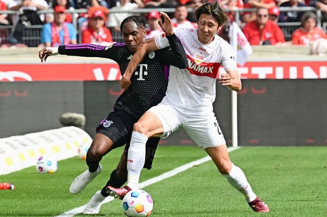 Hiroki Ito (rechts), hier gegen seinen...n Mathys Tel,  wechselt zum FC Bayern.  | Foto: Bernd Weibrod (dpa)