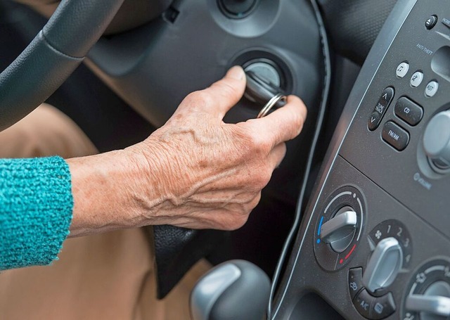 Sollten die Fahrtchtigkeit von Senioren regelmig berprft werden?  | Foto: Patrick Pleul (dpa)