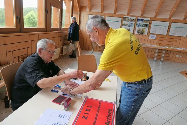 Auch das ist wichtig: der Stempel im Wanderpass.  | Foto: Heidrun Simoneit