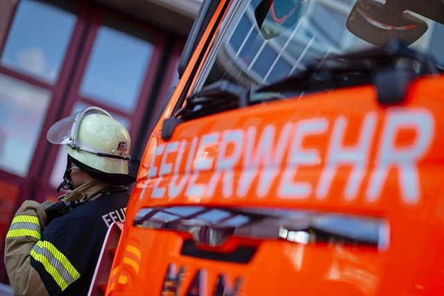 Die Feuerwehr war mit einem Groaufgebot im Einsatz (Symbolfoto).  | Foto: Marijan Murat (dpa)