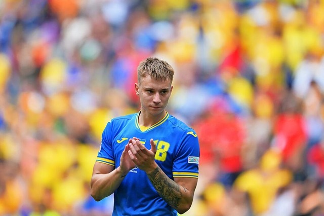 Wolodymyr Braschko von der Ukraine bed...en bei den Fans fr die Untersttzung.  | Foto: Peter Kneffel (dpa)