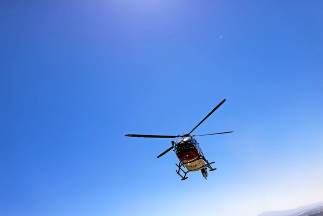 Vorsorglich kam der Rettungshubschrauber.  | Foto: Philipp von Ditfurth (dpa)