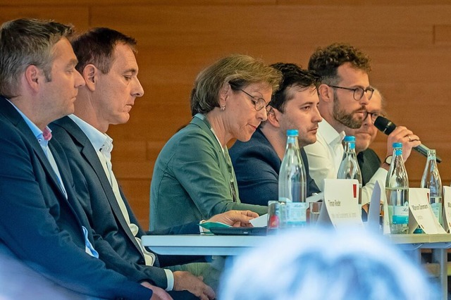 Vertreter des Landratsamt und der Stad...er die geplante Unterkunft in Stetten.  | Foto: Jonas Gnther