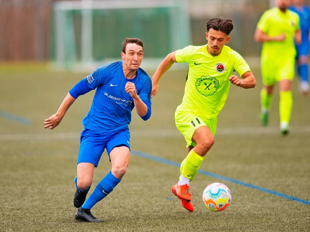 Der Trk. SV Singen um Muhammed Demir (r.) wurde Meister in der Landesliga, Staffel III. Auch der Zweite der Staffel III, der ESV Sdstern Singen, schaffte den Sprung in die Verbandsliga.