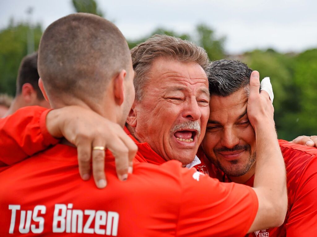 ber die Aufstiegsspiele folgte den Bad Bellingern der TuS Binzen. Vor 2000 Zuschauern setzte sich der Hochrhein-Zweite gegen den FC Emmendingen durch und spielt so kommende Saison ebenfalls in der Landesliga.