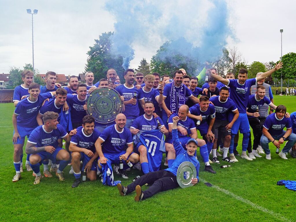 Die Meisterschale durfte auch beim TuS Knigschaffhausen nicht auf dem Abschiedsfoto einer komplett gelungenen Saison spielen. Knigschaffhausen wurde Meister der Kreisliga A, Staffel I, in Freiburg.