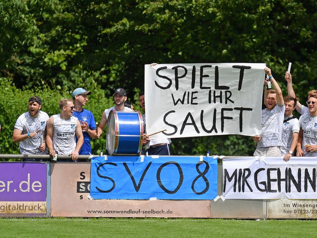 Mit teils unorthodoxen Mitteln feuerten die Fans ihre Lieblinge whrend der gesamten Saison an. Hier die Anhnger des SV 08 Kuppenheim II aus dem Aufstiegsspiel zur Landesliga gegen Seelbach.