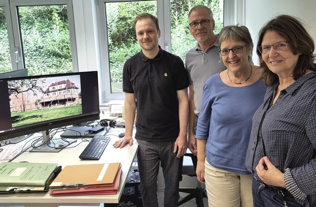 Stadtarchivar Thilo Baumgartner (von l...bine Theil fr ihre akribische Arbeit.  | Foto: Stadt Weil am Rhein