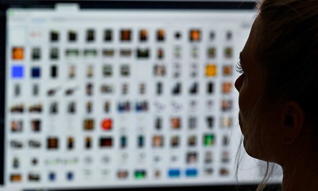 Eine Polizistin fahndet im Internet nach Kinderpornografie (Symbolbild).  | Foto: Arne Dedert (dpa)