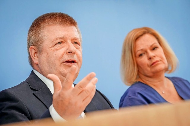 Nancy Faeser (SPD), Bundesministerin f...den Verfassungsschutzbericht 2023 vor.  | Foto: Kay Nietfeld (dpa)