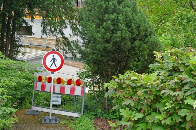 Durchgang verboten: Die Fuwegverbindu...Baumanahme an der Sonnhalde gesperrt.  | Foto: Sylvia Sredniawa