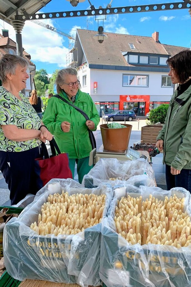 Auf dem Markt gibt es immer eine nette...nd sonst Waren von befreundeten Hfen.  | Foto: Simone Hhl