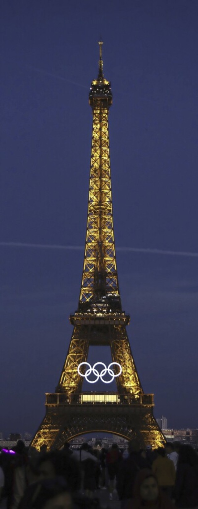 Die olympischen Ringe sind auf dem Eiffelturm in Paris zu sehen.  | Foto: Aurelien Morissard (dpa)