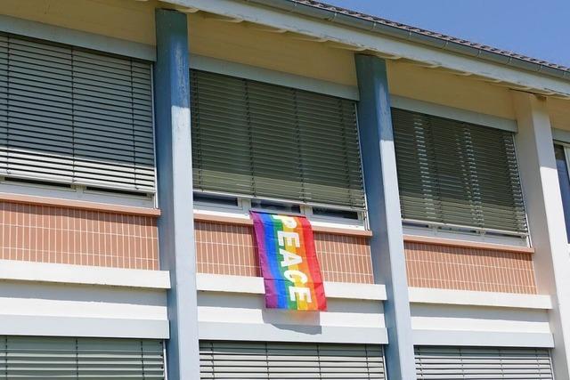 Grundschule und Brger in Wutach bringen Regenbogenflaggen an Gebuden an