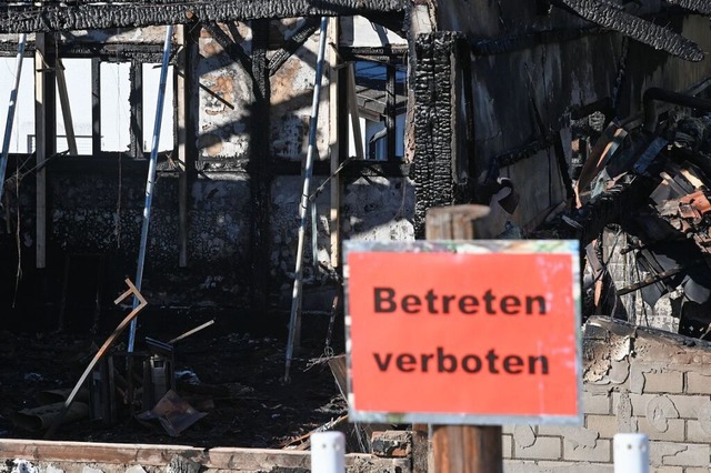 Die Reste der abgebrannten  Halle im Februar 2020  | Foto: Jonas Hirt