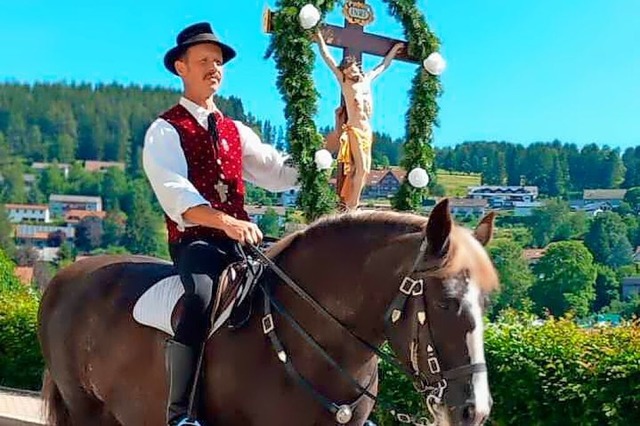 Philipp Laubis trgt beim Eulogie-Ritt...gangenen Jahr das Ehrenkreuz von 1780.  | Foto: privat