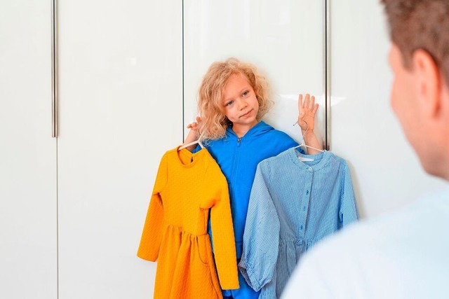 Das blaue oder das gelbe Kleid? Nicht ...dern selbst eine Entscheidung treffen.  | Foto: IMAGO/Svetlana Karner
