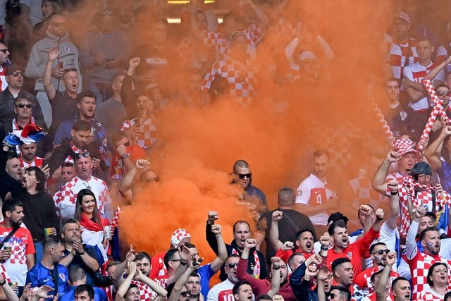 Kroatische Fans znden Pyro-Technik w...e Gesnge gegen Serbien gegeben haben.  | Foto: Sina Schuldt (dpa)